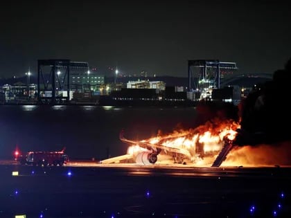 Un avión de Japan Airlines chocó contra una aeronave militar y se incendió  en Tokio: hay cinco muertos - Infobae