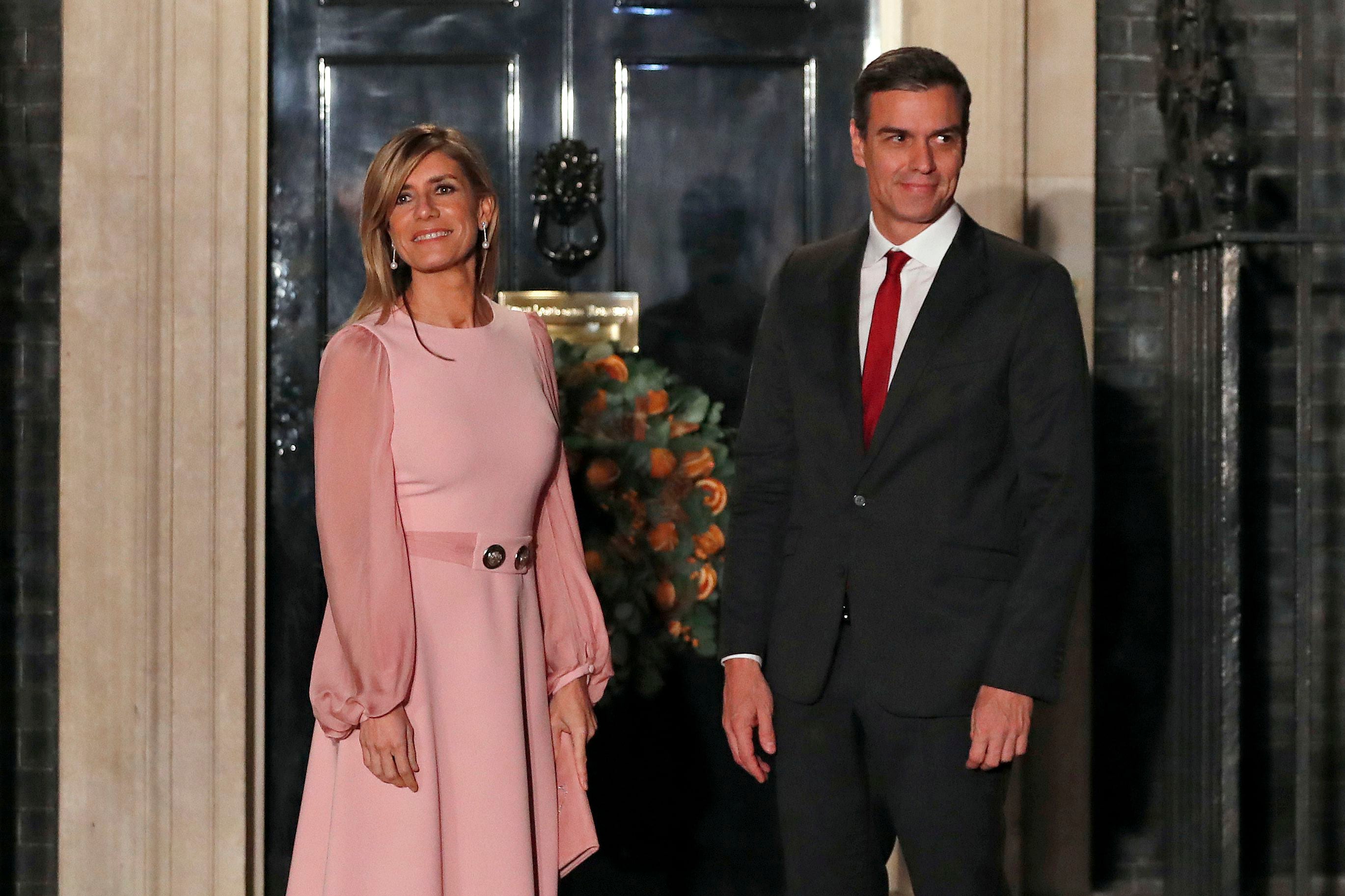 Pedro Sánchez, y su esposa Begoña Gómez. (AP Foto/Alastair Grant, Archivo)