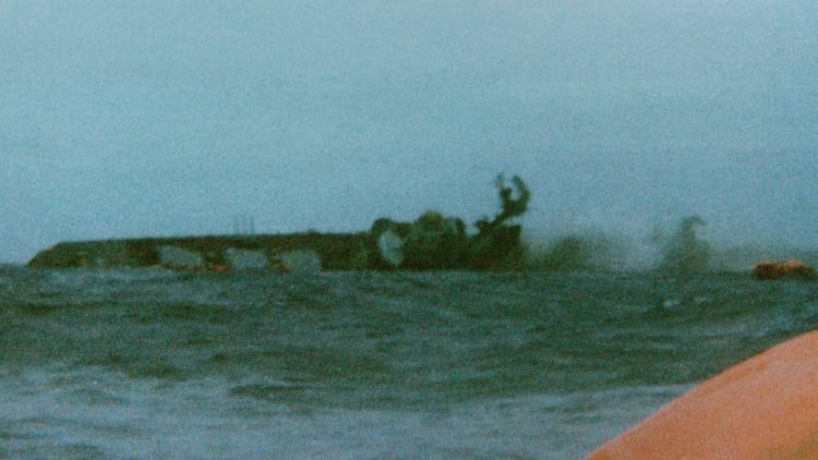 El crucero se hunde. En la tragedia mueren 323 de los 1091 embarcados (Foto Fernando Massobrio)