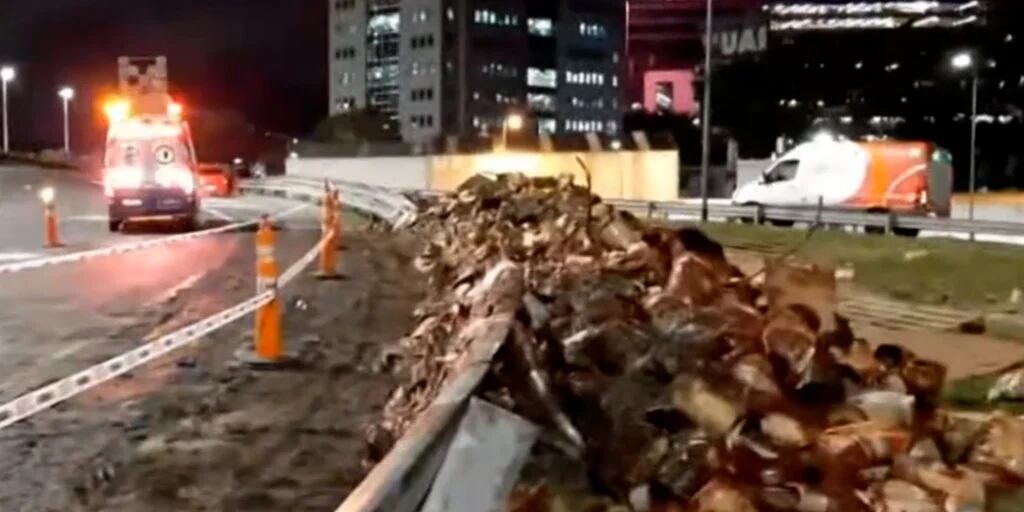 Volcó un camión en el enlace de Panamericana con la avenida General Paz: toneladas de dulces quedaron desparramadas sobre el asfalto