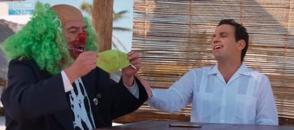 Loret de Mola sacó un cubrebocas amarillo y se lo regaló a Brozo (Foto: Youtube/Captura de Pantalla/Carlos Loret de Mola)
