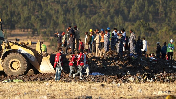 Miembros del equipo de búsqueda y rescate en el lugar donde se estrelló el vuelo 602 de Ethiopian Airlines (Reuters)