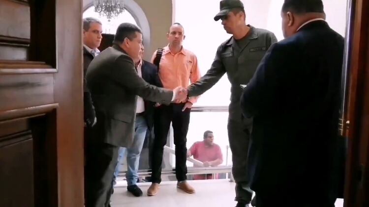 El saludo de con el militar a cargo de la custodia del edificio (captura de video)