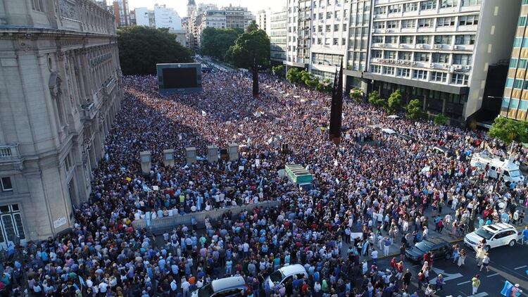 Una multitud llenó la Plaza del Vaticano en homenaje al fiscal Alberto Nisman (Lihueel Althabe)