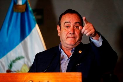 El presidente guatemalteco Alejandro Giammattei durante una conferencia de prensa (EFE)