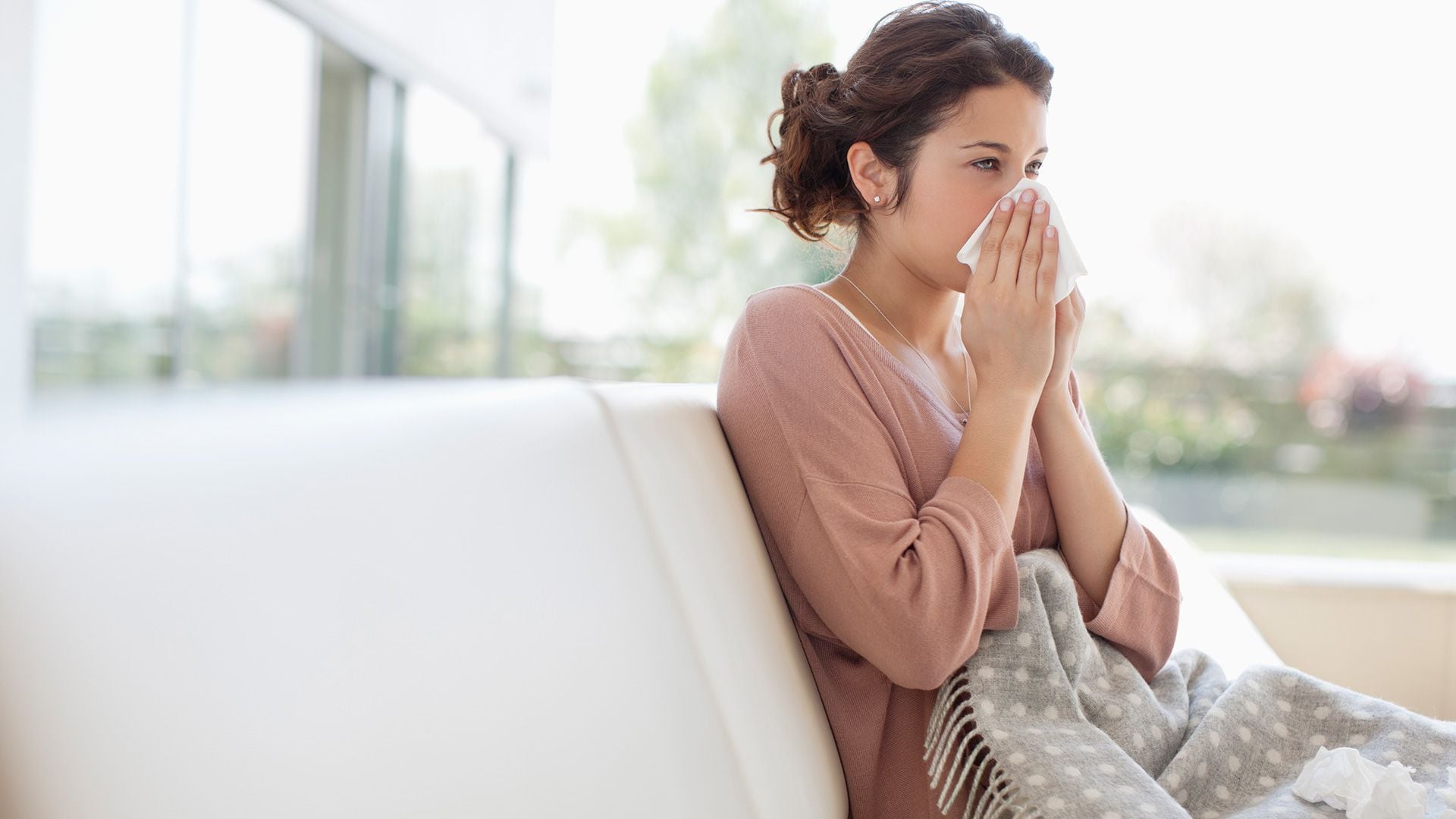 Algunos de los síntomas más comunes de las secuelas del resfriado largo son tos, dolor de estómago y diarrea (Getty)