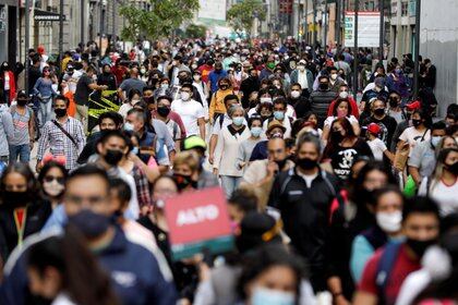 Personas caminan por una calle del centro de la Ciudad de México, que junto al Estado de México se ubicaron en rojo en el semáforo debido al alto índice de contagios Foto: (REUTERS/Gustavo Graf)