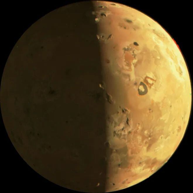 Las imágenes de Juno muestran columnas de material volcánico y lagos de lava en Io. (NASA)