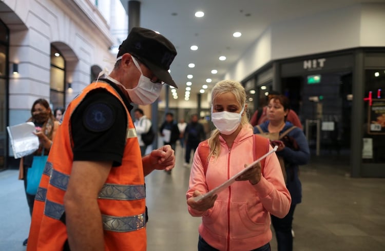 En Argentina hay 1.054 infectados y 29 personas fallecidas por el COVID-19 (Agustín Marcarián/Reuters)