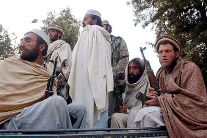 16/11/2001 Antiguos combatientes talibán en Jalalabad.

Al menos una persona han muerto y otras 18 han resultado heridas por un ataque con coche bomba seguido de una incursión armada perpetrados este domingo contra una prisión en Jalalabad, la capital de la provincia afgana de Nangarhar, en el este de Afganistán.

POLITICA ASIA AFGANISTÁN INTERNACIONAL
SPENCER PLATT
