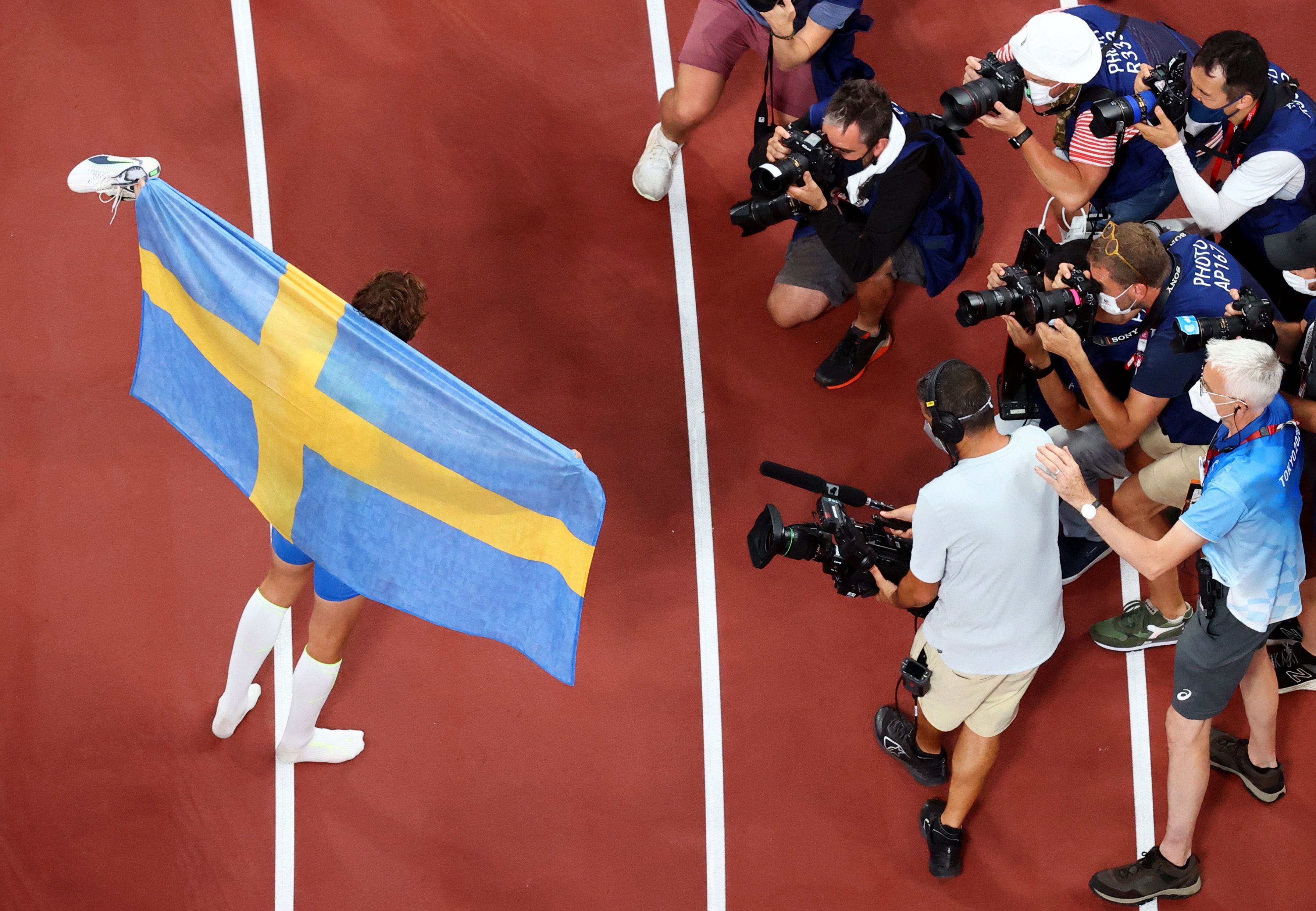 Duplantis, nacido en Estados Unidos pero de madre sueca, compitió representando al país europeo y lució su bandera tras ganar la competencia (REUTERS/Athit Perawongmetha)