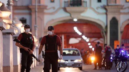 La policía controla uno de los accesos a la ciudad en Buenos Aires (Argentina). EFE/Juan Ignacio Roncoroni/Archivo 