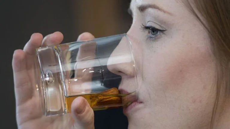 Muchas mujeres usan el alcohol para automedicarse y sobrellevar el estrés y la ansiedad. 
