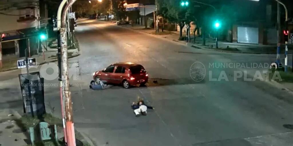 Video: embistió a una pareja en moto y escapó sin auxiliar a las víctimas