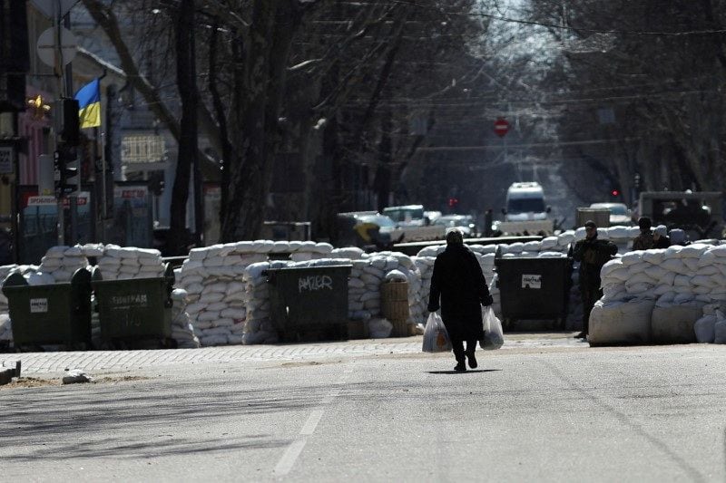 FOTO DE ARCHIVO: Una anciana camina cerca de las barreras colocadas en una calle, mientras continúa la invasión rusa de Ucrania, en el centro de Odessa, Ucrania (REUTERS/Nacho Doce)