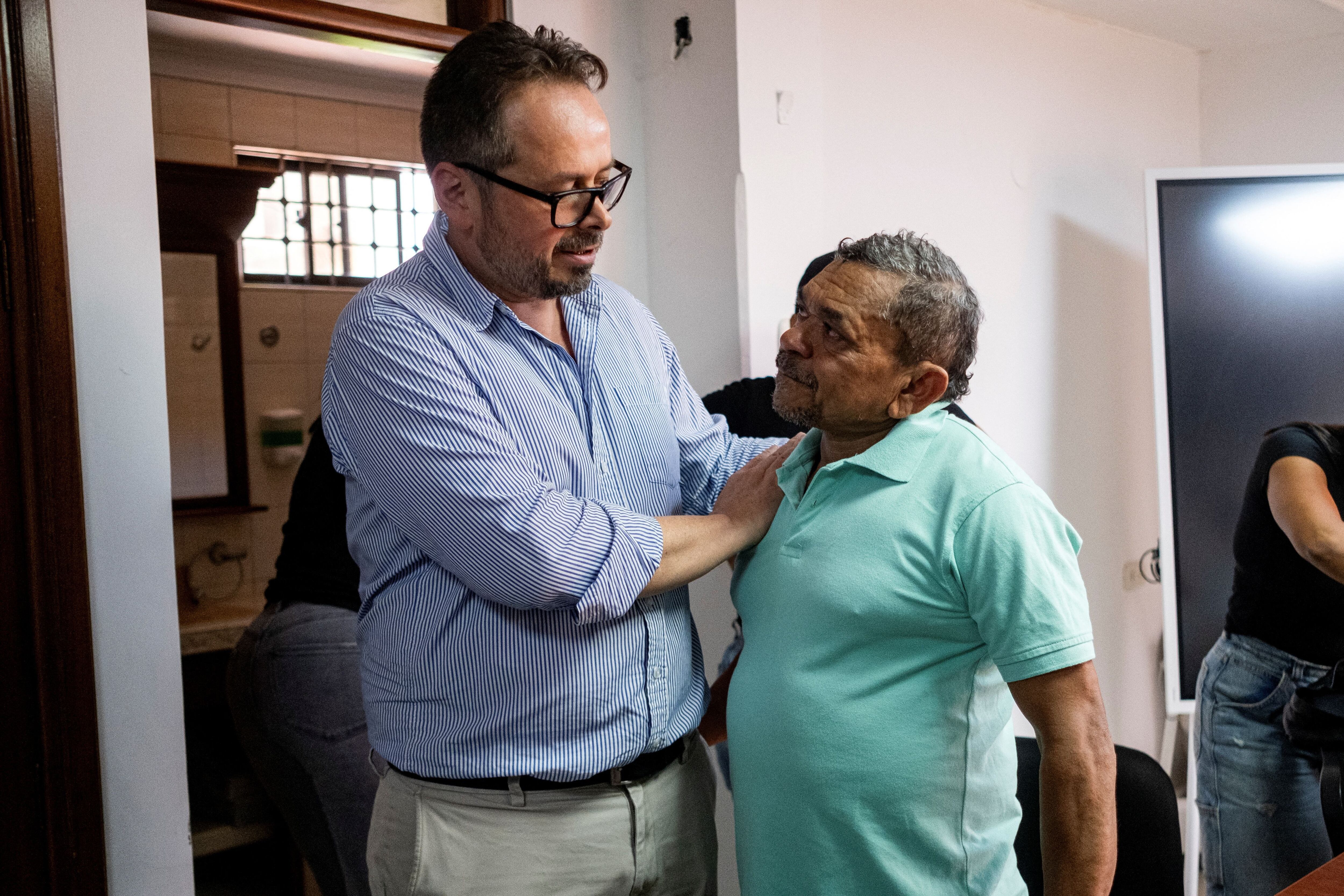 El representante especial del Secretario General (RESG) de la Misión de Verificación de las Naciones Unidas en Colombia, Carlos Ruiz Massieu, abraza a Luis Manuel Díaz, padre del jugador del Liverpool Luis Díaz, luego de su liberación por el ELN - crédito Esteban Vanegas/Mision ONU