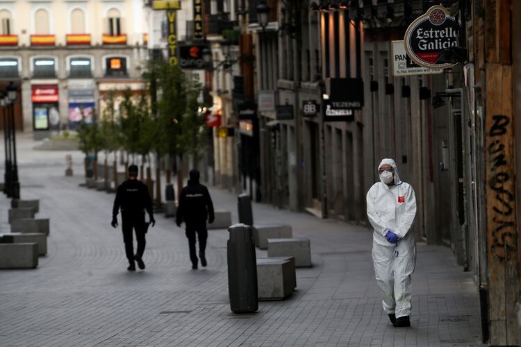 Un trabajador médico español en una calle de Madrid. (REUTERS/Susana Vera)