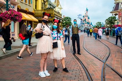 Desde este sábado ya no es obligatorio el uso de mascarilla en los espacios comunes de los parques de Disney en Orlando
