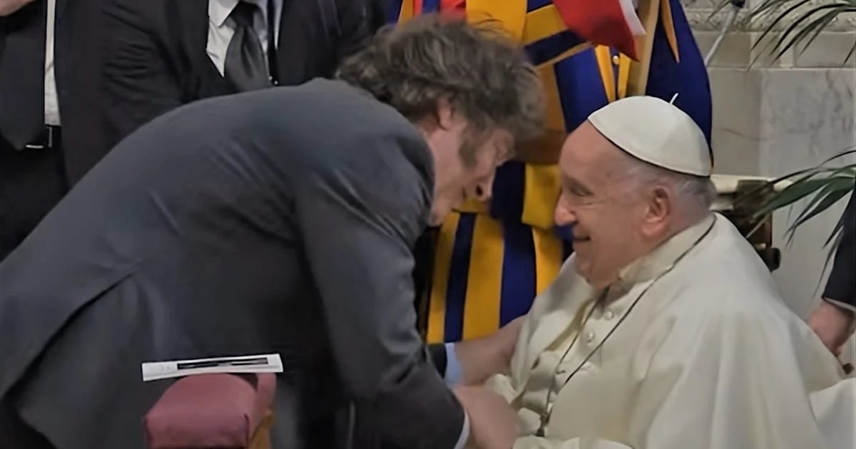 Primer encuentro público entre Miley y el Papa Francisco: Un saludo y abrazo fuera de protocolo