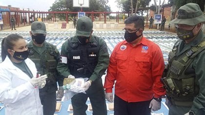 Autoridades durante la incautación de la marihuana en Anzoátegui