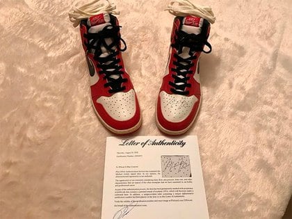 Las zapatillas con la carta que demuestra que la firma de Jordan es real (nicekicks.com)