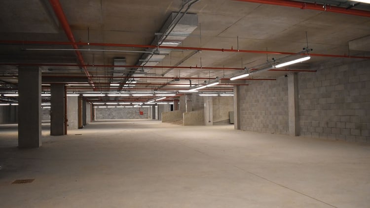 El edificio tiene dos niveles de estacionamiento subterráneo