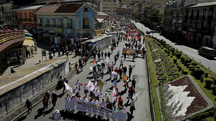 Organizaciones cívicas de Bolivia y los principales líderes de la oposición marcharon este lunes hasta la sede del Tribunal Supremo Electoral en La Paz (Reuters)