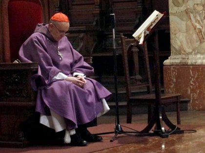 El cardenal Jorge Bergoglio. Como Papa, siguió usando los mismos zapatos negros que luce en esta fotografía (DyN)