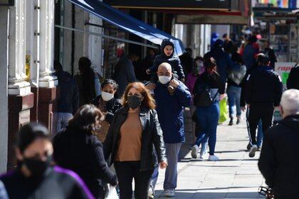 A lo largo de la Avenida Mitre (Avellaneda) se ven familias y parejas paseando y disfrutando del buen clima. El uso del barbijo está naturalizado pero cumplir con la distancia social recomendada es casi imposible