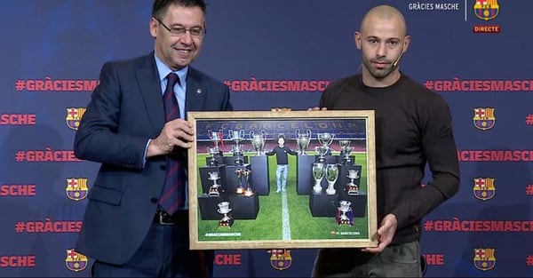 El presidente del Barcelona, Josep María Bartomeu, hace entrega a Javier Mascherano de una placa con su foto en la que posa con las 18 copas que ganó en el Barcelona