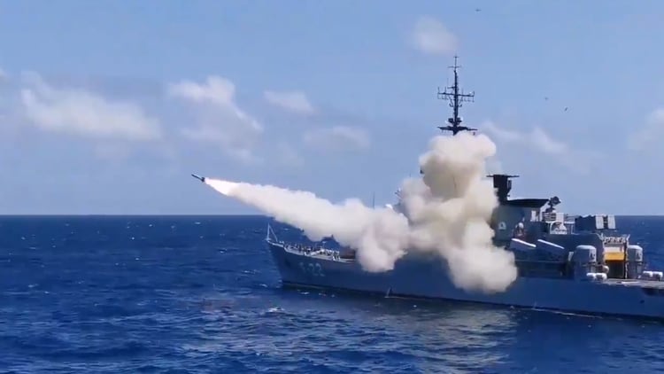 El momento de lanzamiento del misil Otomat (Armada Bolivariana)