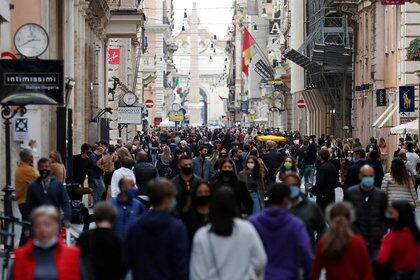 Personas pasean por Via del Corso, en Roma, este domingo (REUTERS/Yara Nardi)