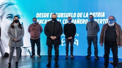 Emilio Pérsico y otros dirigentes del Movimiento Evita junto al presidente Alberto Fernández con quien acordaron vacunar a los trabajadores de los comedores para evitar que cierren ante la segunda ola del COVID-19 