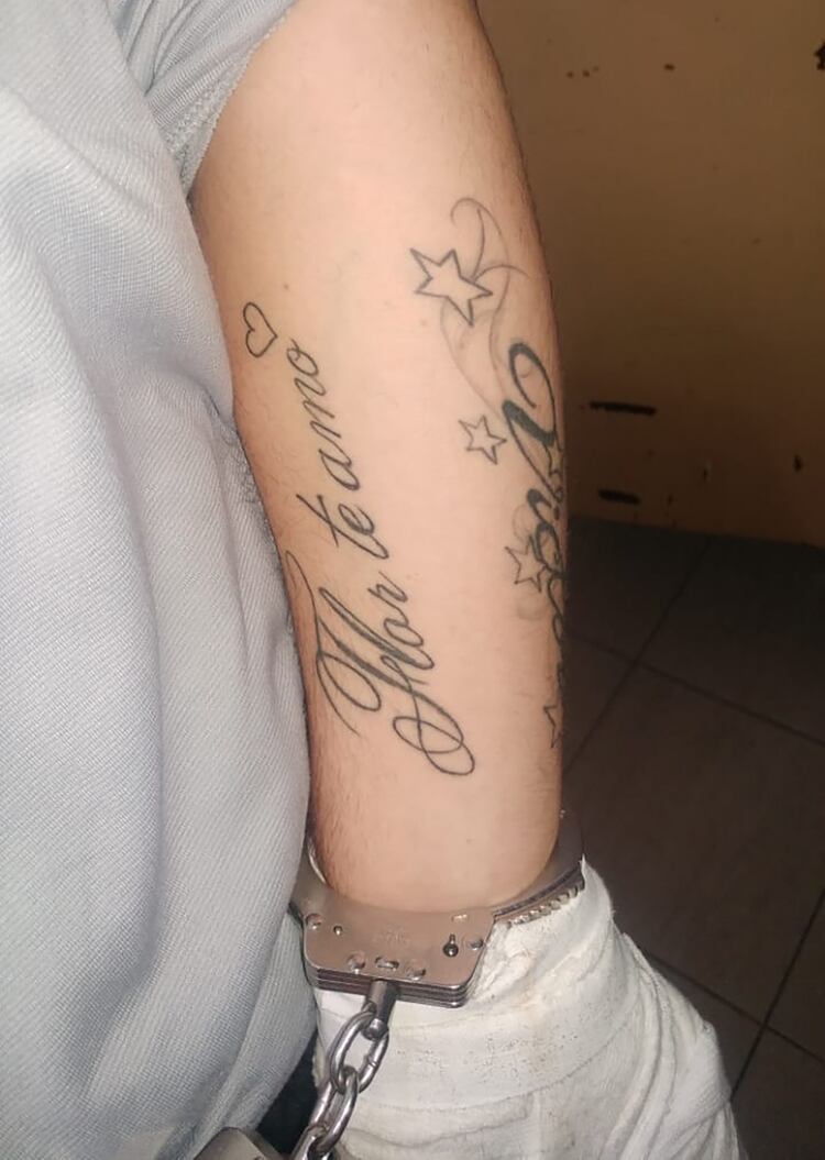 El detenido tiene tatuado el nombre de su pareja en el brazo 