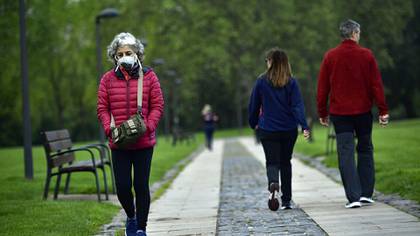 Personas caminan en un parque en Pamplona (AP Photo/Alvaro Barrientos)