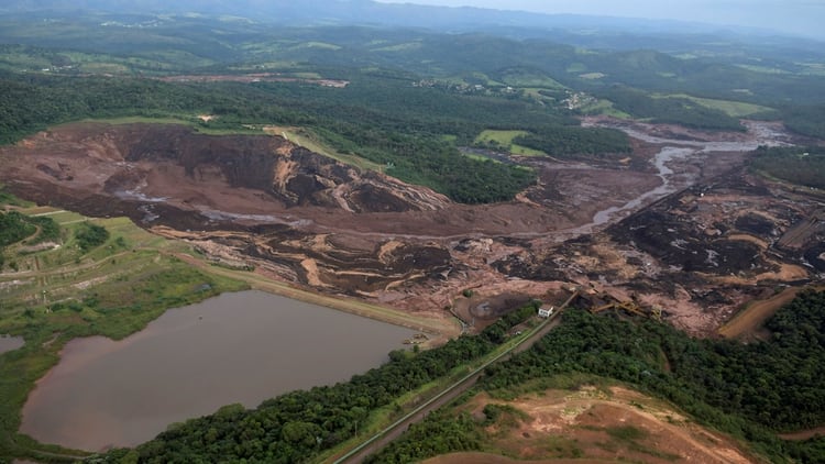Vista aÃ©rea del desastre despuÃ©s de la rotura de un dique de la minera Vale, en Minas Gerais. REUTERS/Washington Alves