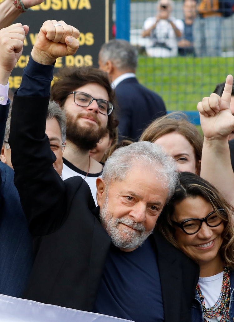 El ex presidente Lula Da Silva liberado de prisión en Curitiba (Reuters)