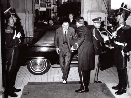 Perón vuelve a su despacho en la Casa de Gobierno tras atravesar un problema cardíaco.