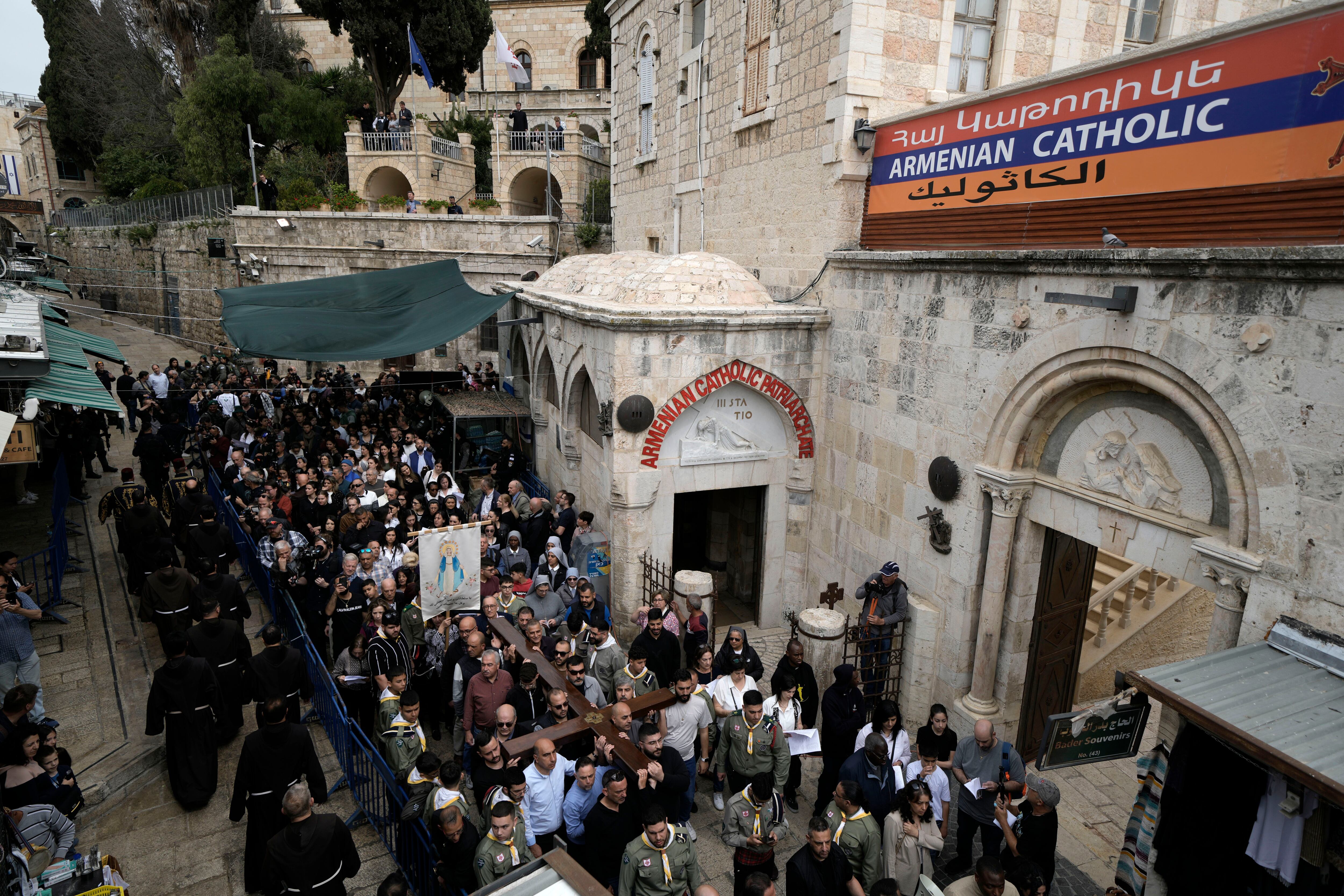 A raíz de la guerra, un pequeño grupo de cristianos se acercó a la Ciudad Vieja de Jerusalén para la tradicional procesión del Viernes Santo (AP)