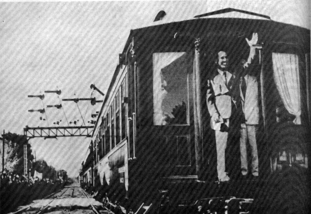 Perón en la campaña electoral de 1946. Mucho del recorrido por el interior lo hizo en ferrocarril