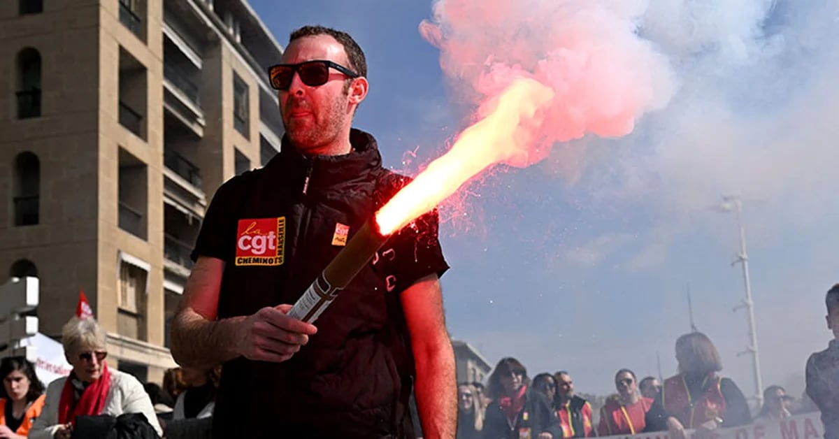 18 photos of the protests against the pension reform that are paralyzing France