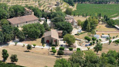La casa de 35 habitaciones del actor ubicada en el pueblo de Correns en el sur de Francia es donde Brad Pitt y su ex Angelina Jolie, de 45 años, se casaron en 2014 (The Grosby Group)