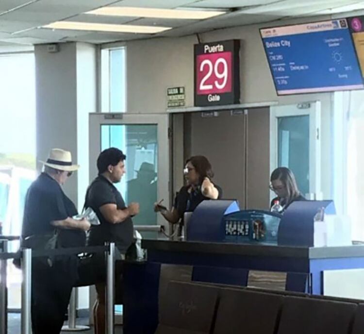 Samid salió del país el 24 de marzo. En la foto, con sombrero, embarcando en Panamá rumbo a Belice.