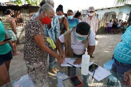 25/01/2021 Un trabajador humanitario hondureño utiliza una huella dactilar para registrar a un residente de la comunidad Brisas de la Bueso cerca de Choloma, Honduras, para recibir suministros de socorro.
POLITICA GREGG BREKKE / ZUMA PRESS / CONTACTOPHOTO 