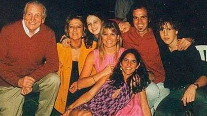 Jorge Zorreguieta, María del Carmen Cerrutti, Máxima y sus hermanos en una foto de álbum