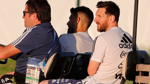 Messi deja el entrenamiento de la Selección en el momento en el que ingresa la prensa (Foto: AP/Ricardo Mazalan)