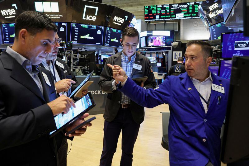 Operadores trabajan en la Bolsa de Nueva York (NYSE) en Nueva York, Estados Unidos (Reuters)