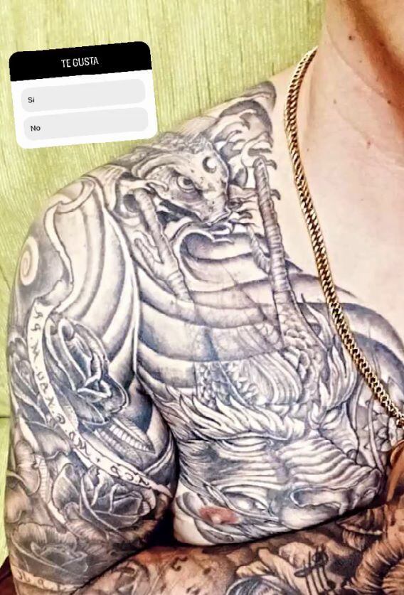John Kelvin muestra nuevos tatuajes en su cuerpo. Instagram