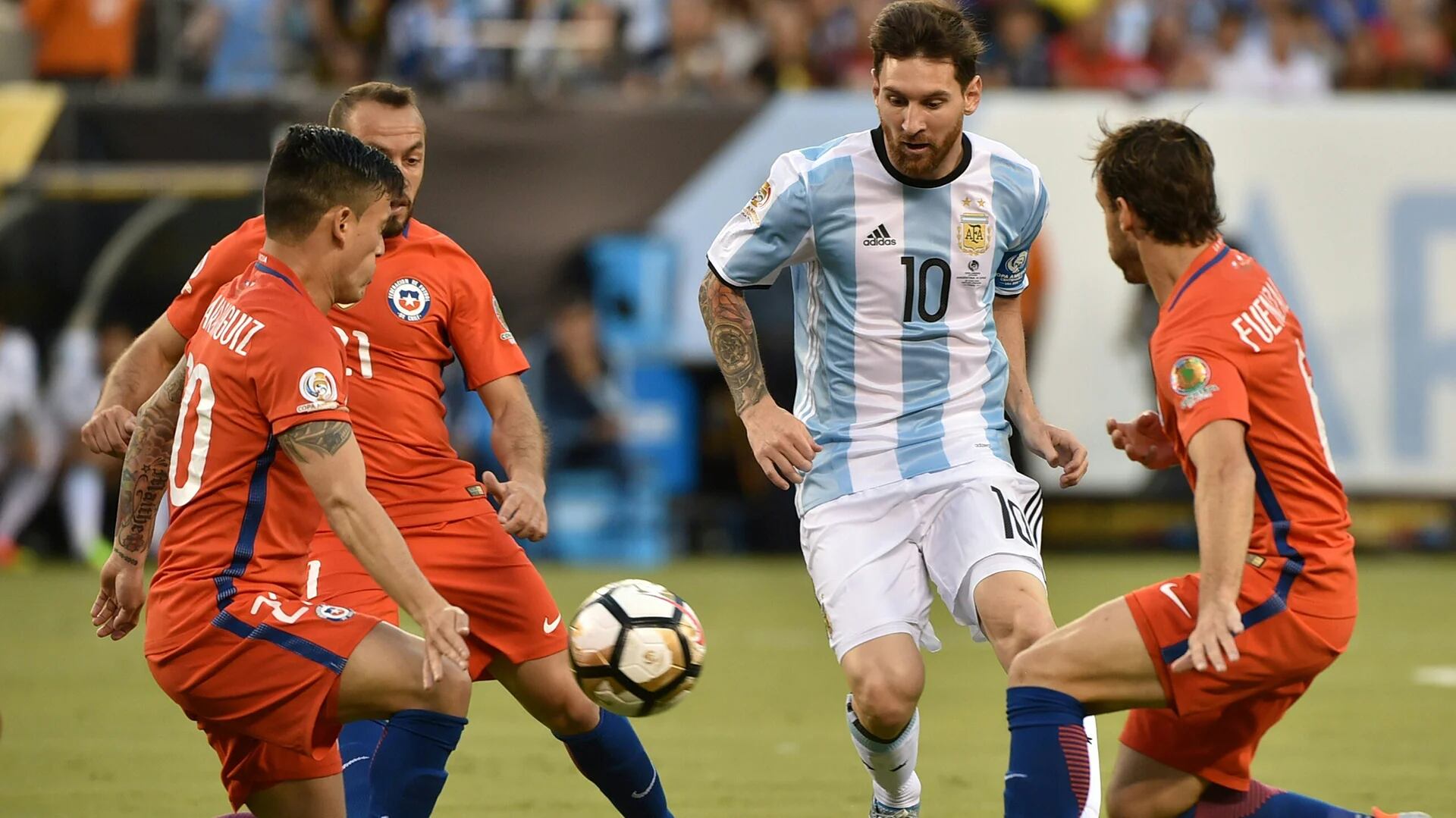 Lionel Messi intentando filtrarse ante la defensa chilena (AFP)