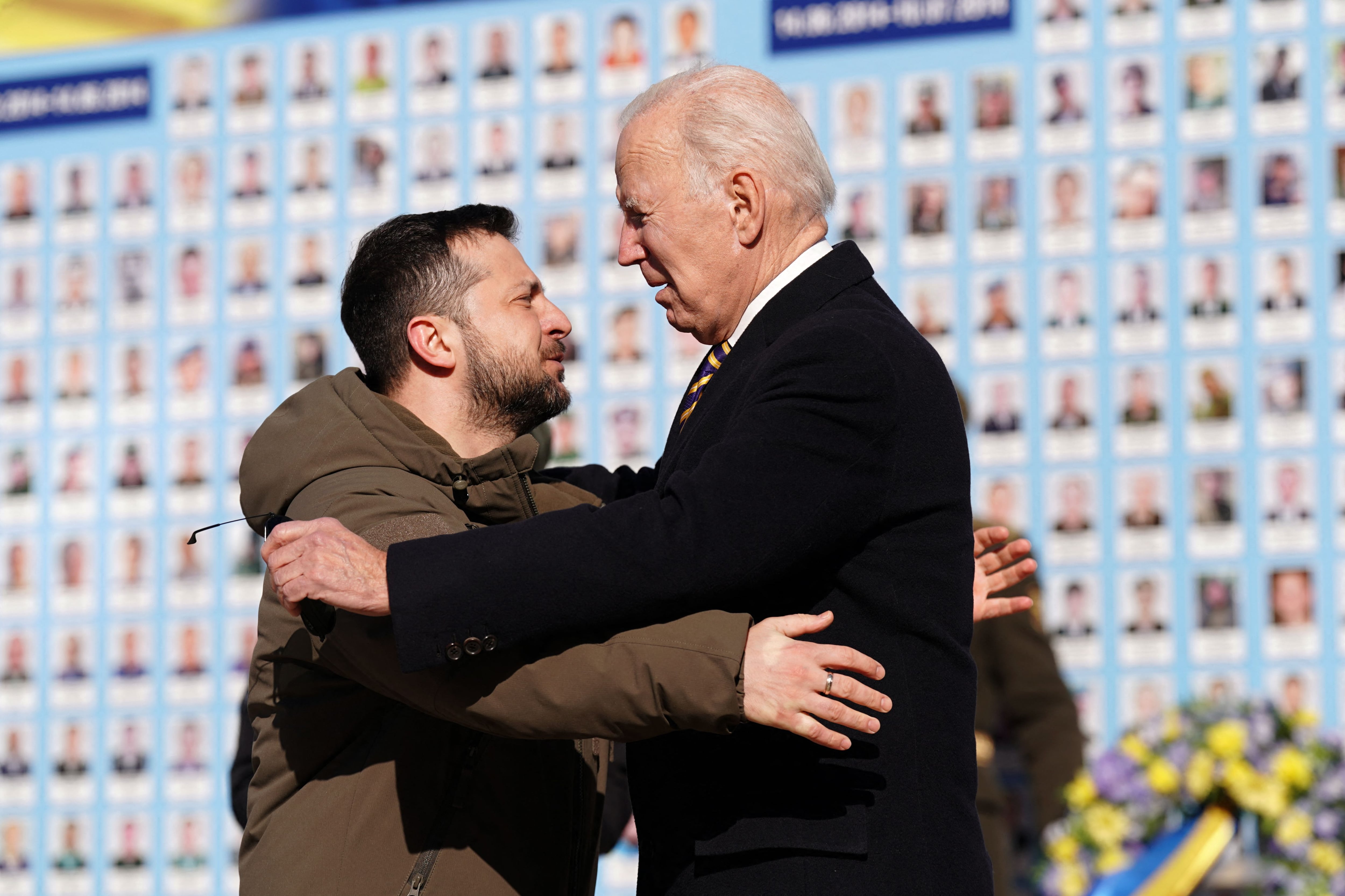 Joe Biden junto al presidente ucraniano, Volodimir Zelensky (Dimitar DILKOFF / AFP)